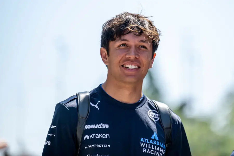 Alex Albon tijdens een Williams media-opname voor de simulatorruimte