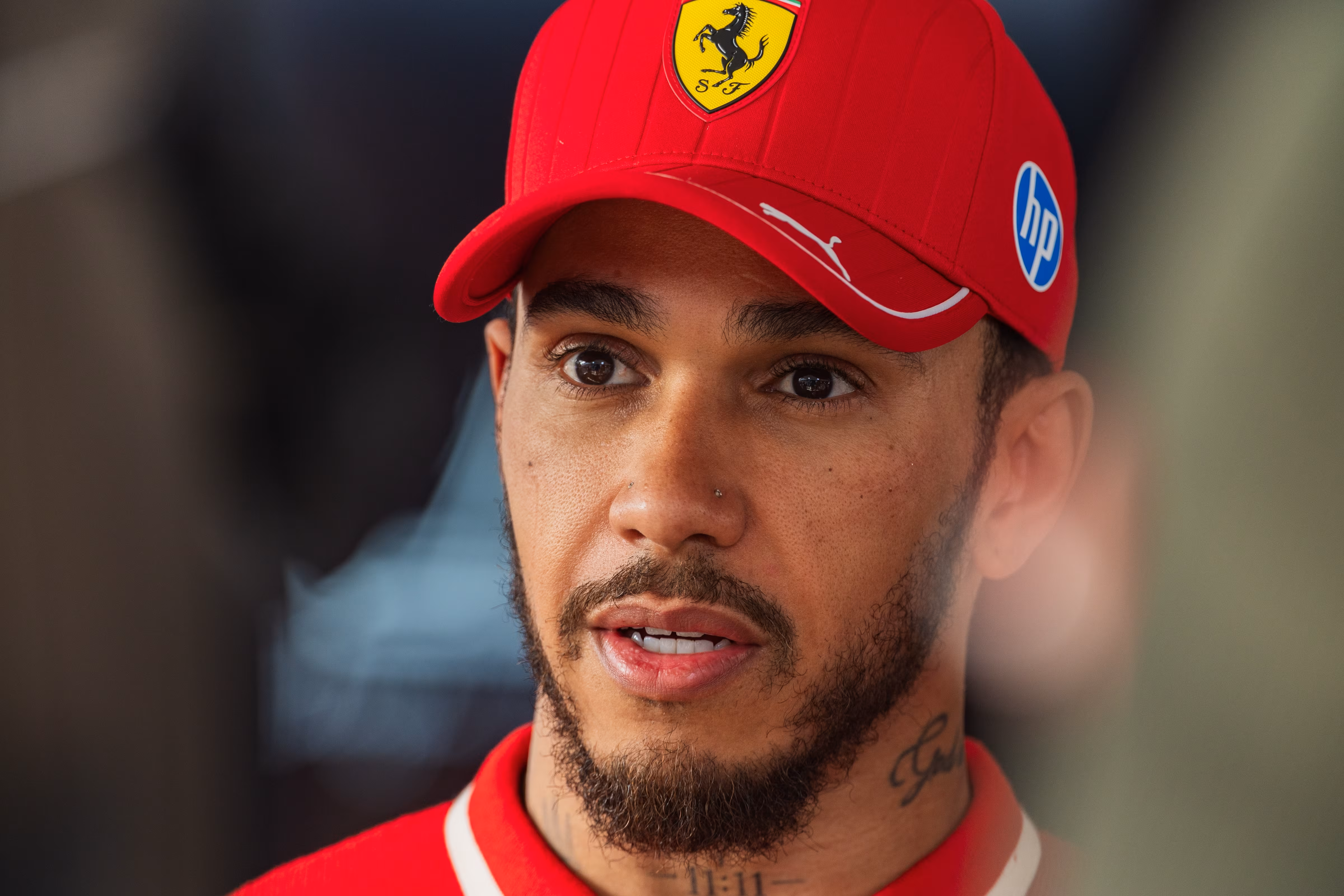 Hamilton test rondes op zijn LH-Playseat met Gran Turismo